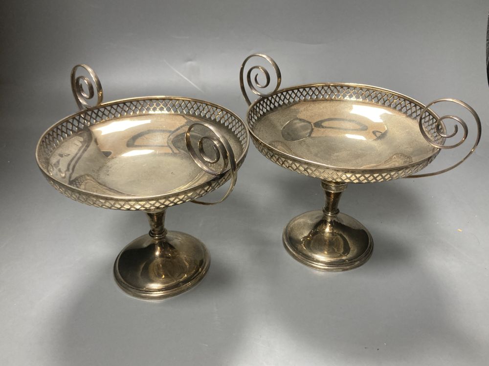 A pair of George V silver two handled tazze, Birmingham, 1910, height 16.3cm, 15oz.